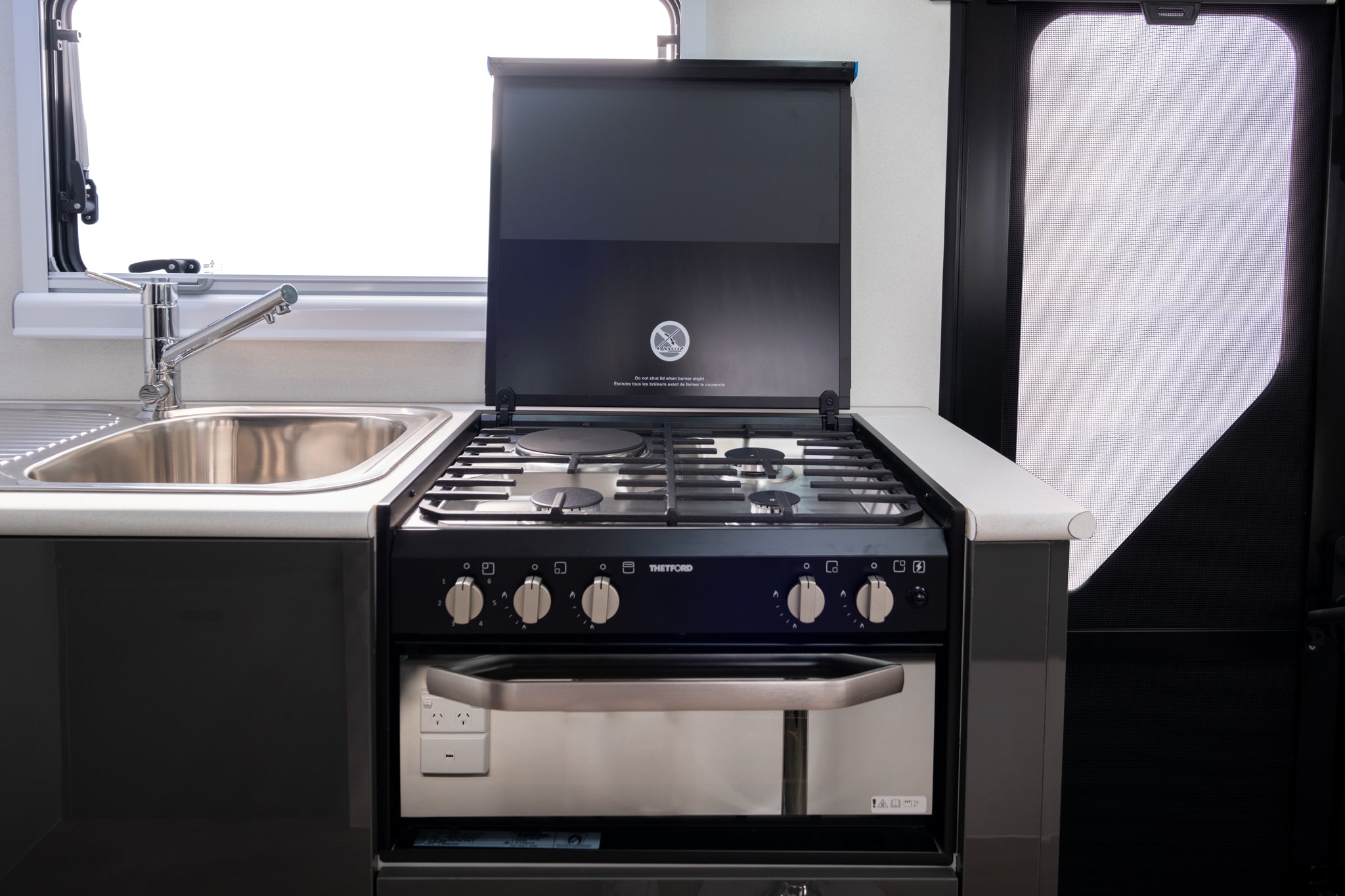Coromal Thrill Seeker 18'6 Family stove-top burner, oven and sink