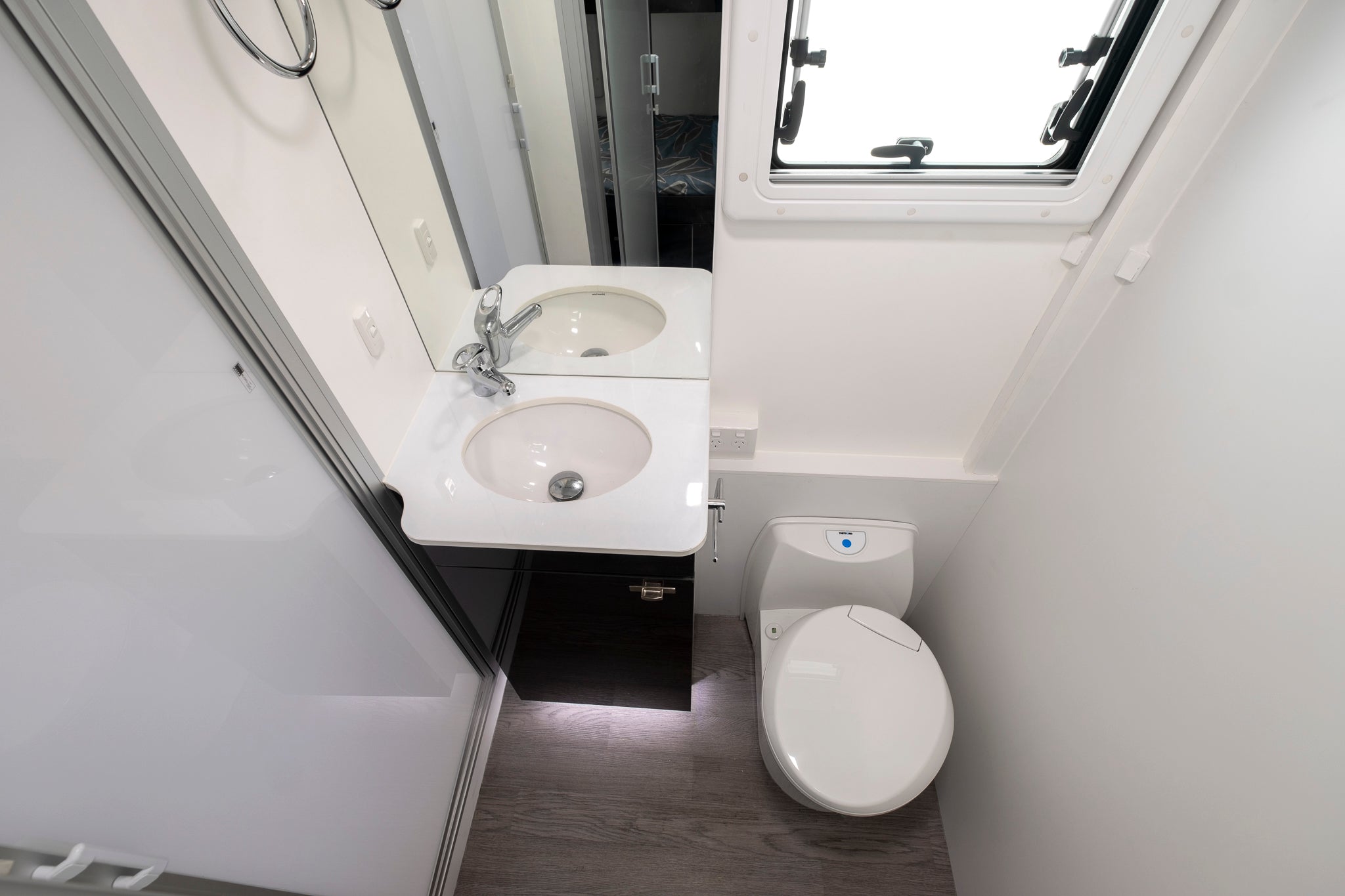 Windsor Genesis 220MD Toilet and basin